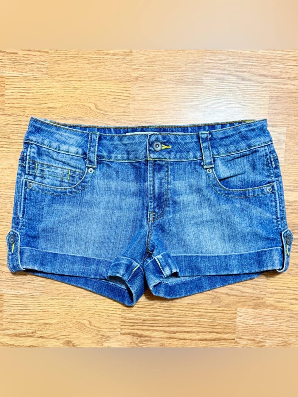 Y2K Embroidered star flap pocket low rise Jean shorts size 11 size 30 - Picture 17 of 17